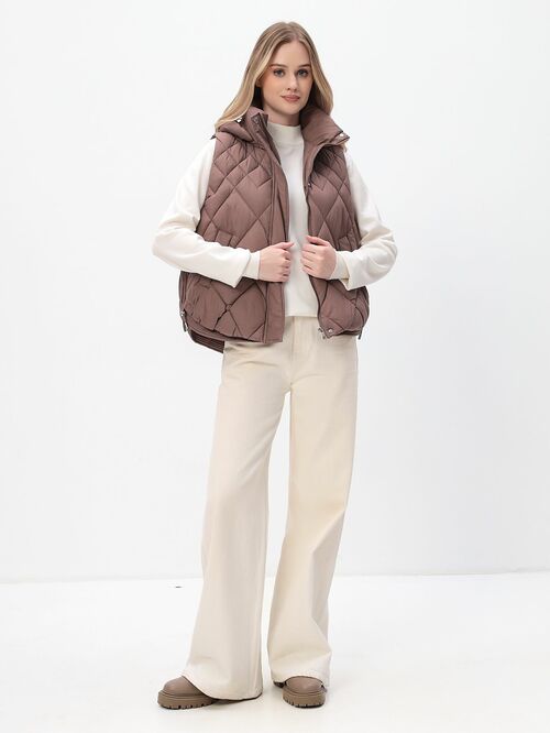 Жилет женский утепленный с капюшоном коричневый (вид 2) Жилет женский утепленный с капюшоном коричневый (фото, вид 2)