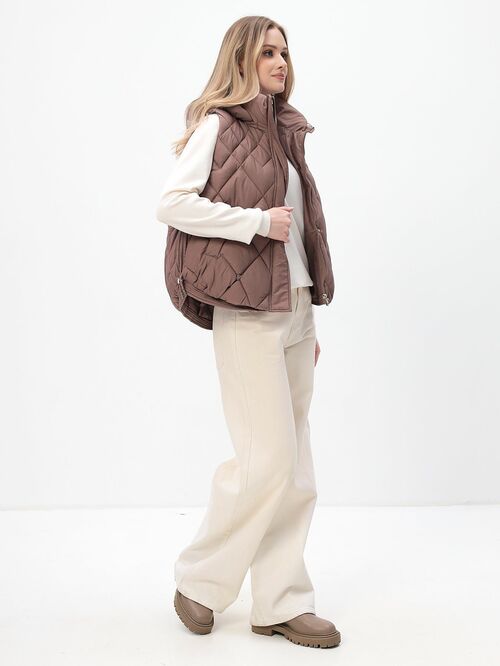 Жилет женский утепленный с капюшоном коричневый (вид 5) Жилет женский утепленный с капюшоном коричневый (фото, вид 5)