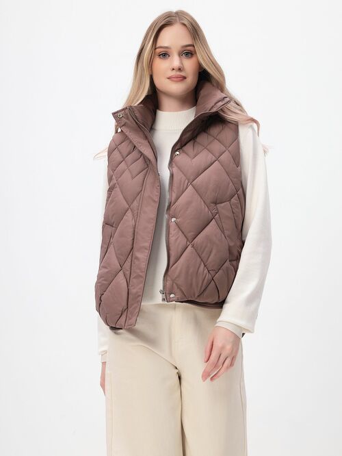 Жилет женский утепленный с капюшоном коричневый (вид 8) Жилет женский утепленный с капюшоном коричневый (фото, вид 8)