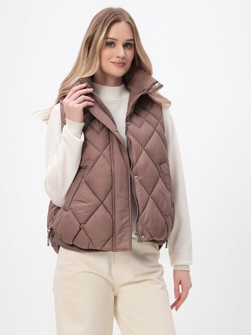 Жилет женский утепленный с капюшоном коричневый (вид 9) Жилет женский утепленный с капюшоном коричневый (фото, вид 9)