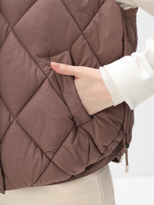 Жилет женский утепленный с капюшоном коричневый (вид 19) Жилет женский утепленный с капюшоном коричневый (фото, вид 19)